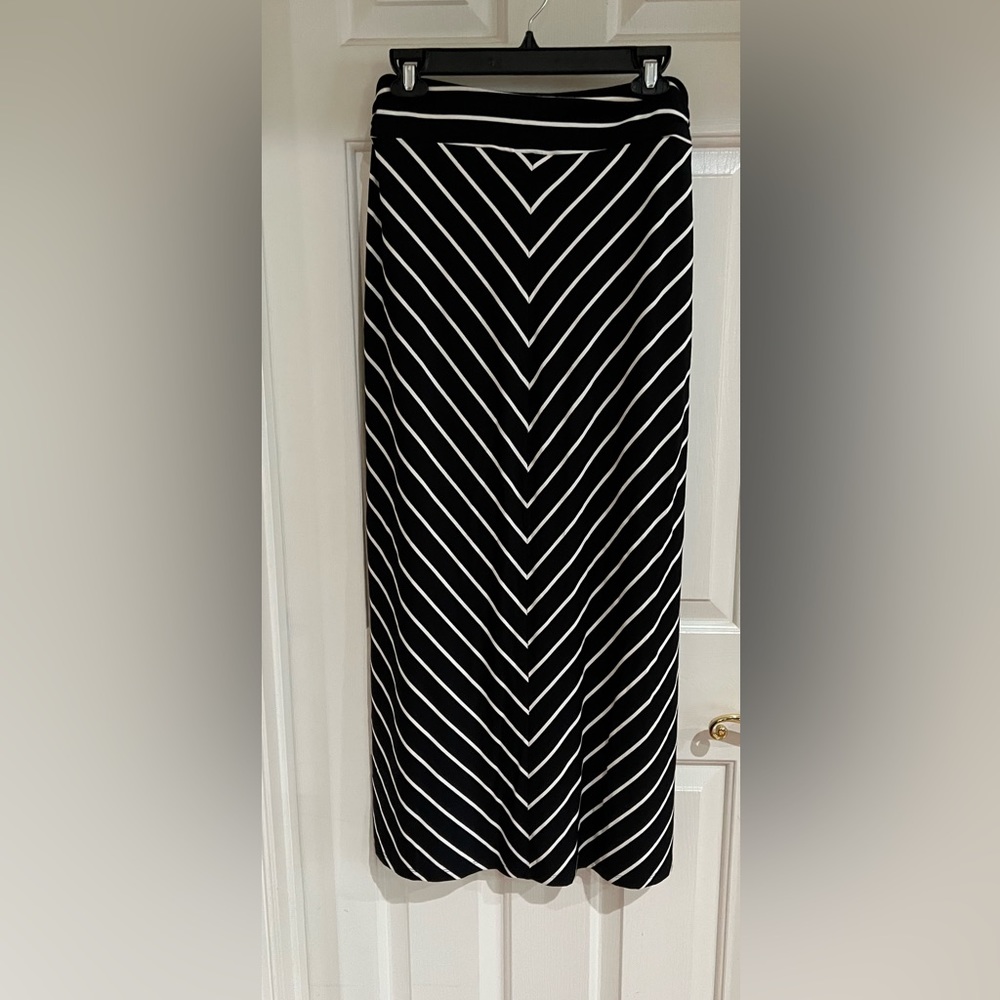 Liz Claiborne chevron pull on maxi skirt